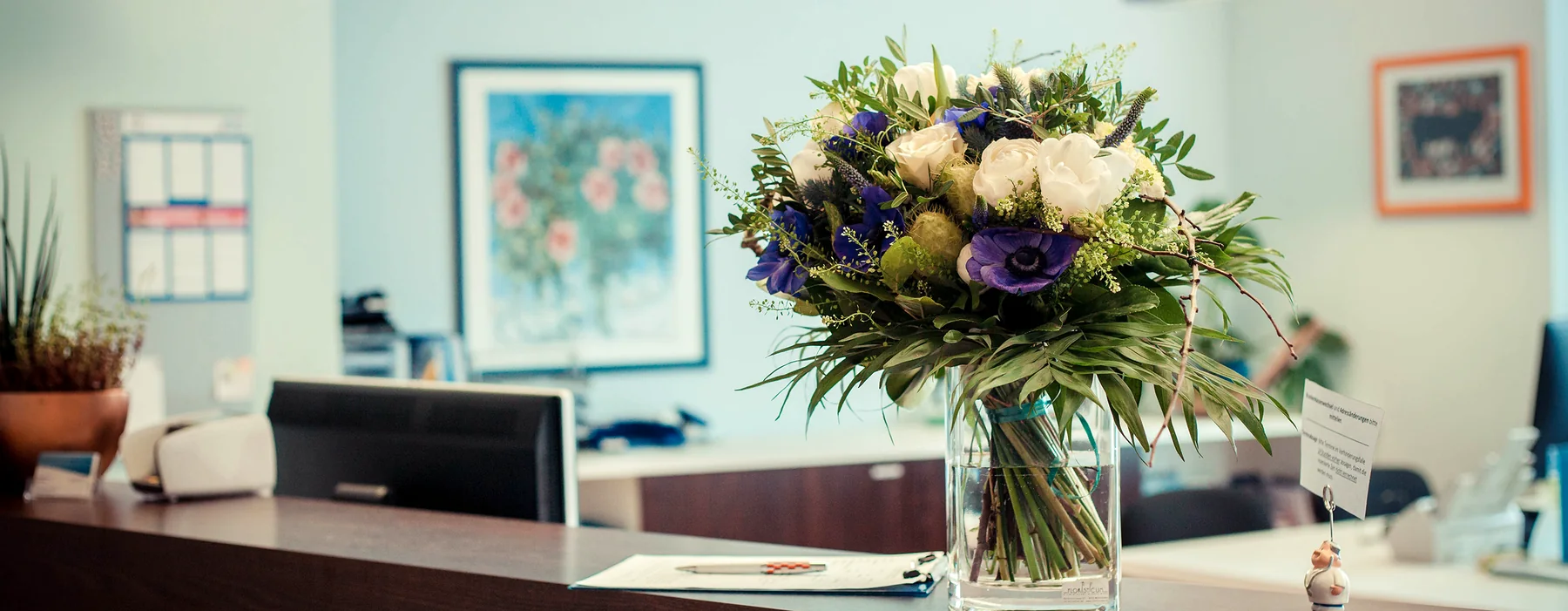 Empfang der Hautarztpraxis Herisau mit Blumenstrauss